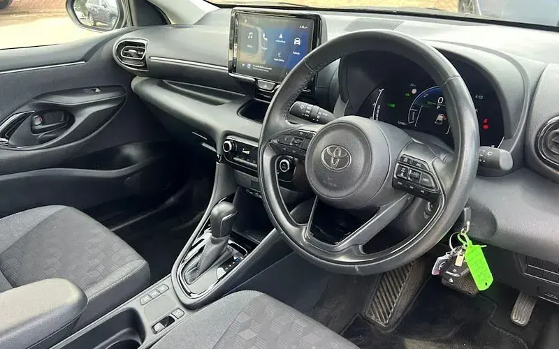 Used Toyota Yaris Design 116 HP (85 kW) 2024 Blue Hatchback