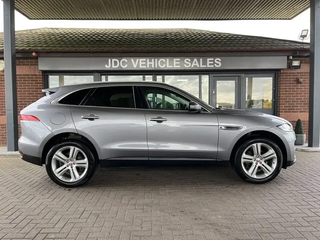 Używany Jaguar F-Pace Portfolio 180 KM (132 kW) 2020 Szary SUV