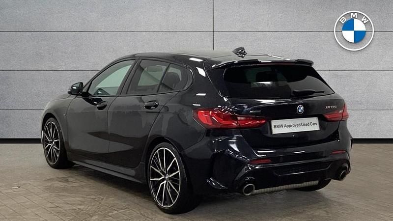 Begagnad BMW M135 Shadowline 302 HK (222 kW) 2022 Svart Halvkombi