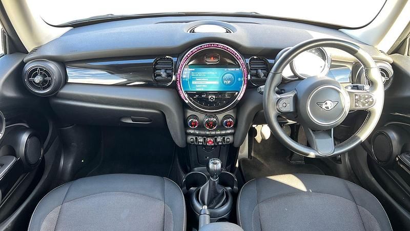 Begagnad Mini Cooper Classic 134 HK (98 kW) 2021 Vit Halvkombi