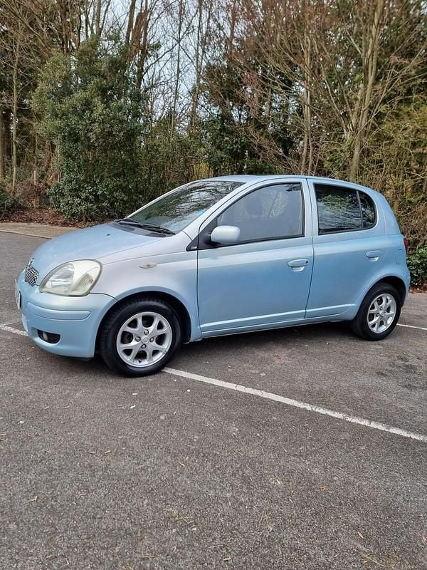 Silver Used 2003 Toyota Yaris Hatchback | £1,195 (Fair price) - Image 1/4