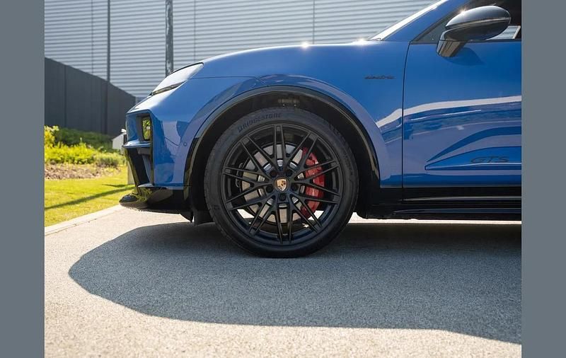 New Porsche Macan 419 kW (571 HP) 2026 Blue SUV