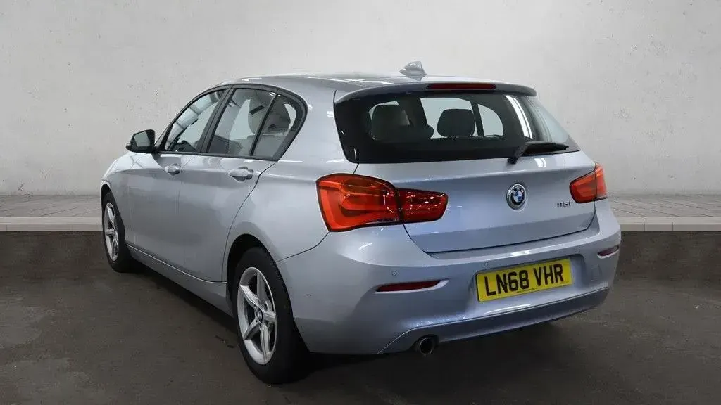 Używany BMW 118 Basis 136 KM (100 kW) 2018 Srebrny Hatchback