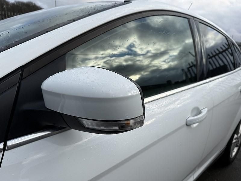 Used Ford Focus Titanium 125 HP (91 kW) 2015 White Hatchback