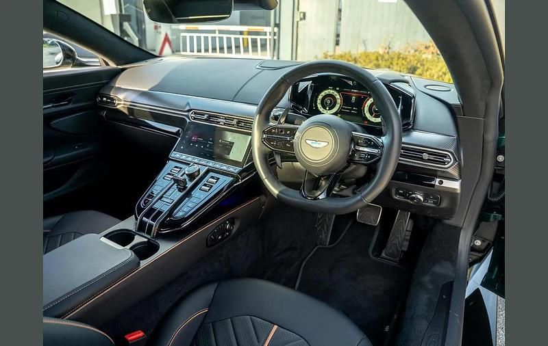 New Aston Martin V8 Vantage 670 HP (492 kW) 2025 Green Coupe