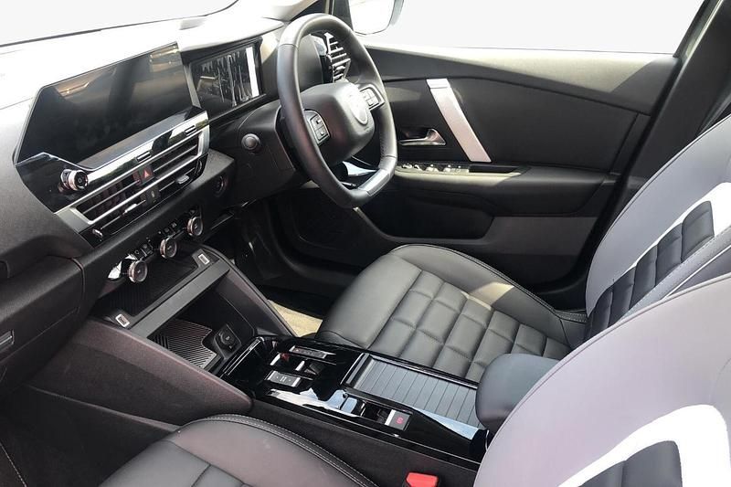 Green Used 2025 Citroën e-C4 Hatchback | £25,549 - Image 1/4