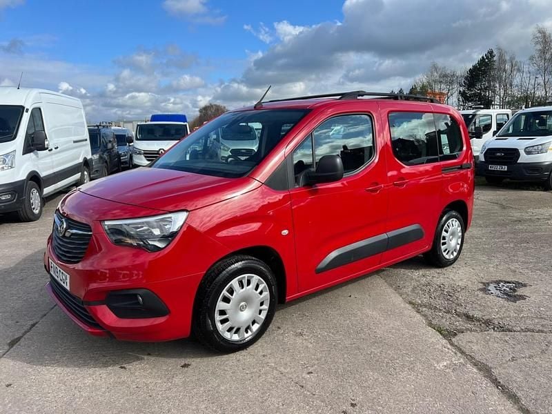 Second-hand Vauxhall Combo Design Edition 130 CP (95 kW) 2019 Roșu Monovolum