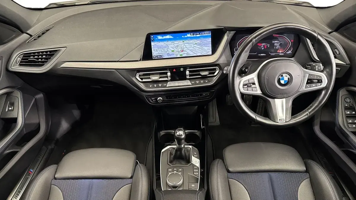 Usado BMW 118 M Sport 134 CV (98 kW) 2022 Blanco Utilitario