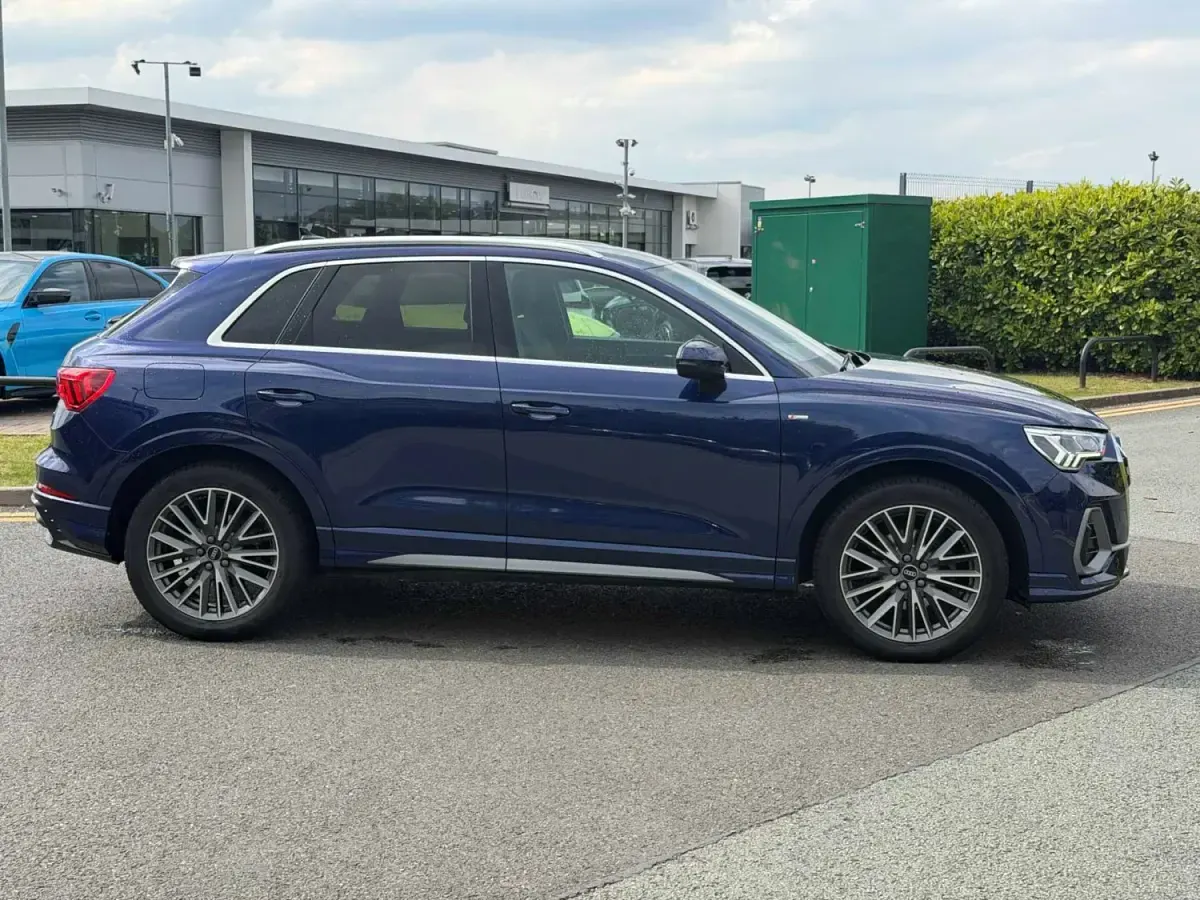 Używany Audi Q3 S-Line 150 KM (110 kW) 2022 Niebieski SUV