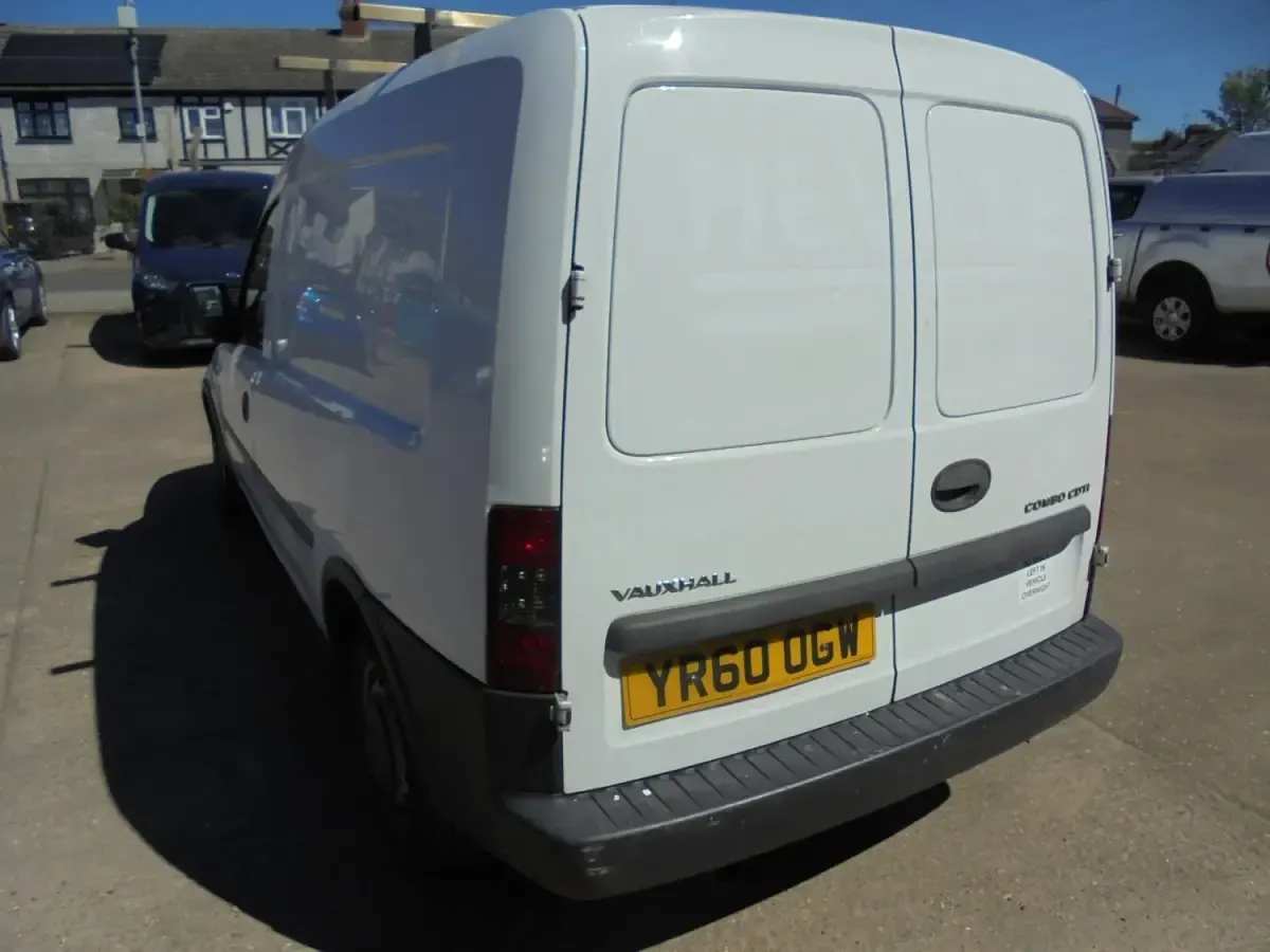 Second-hand Vauxhall Combo 75 CP (55 kW) 2010 Alb Monovolum