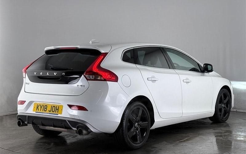 Used Volvo V40 R-Design 152 HP (111 kW) 2018 White Hatchback