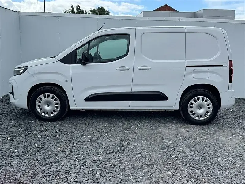 Used Vauxhall Combo 100 kW (136 HP) 2025 White MPV