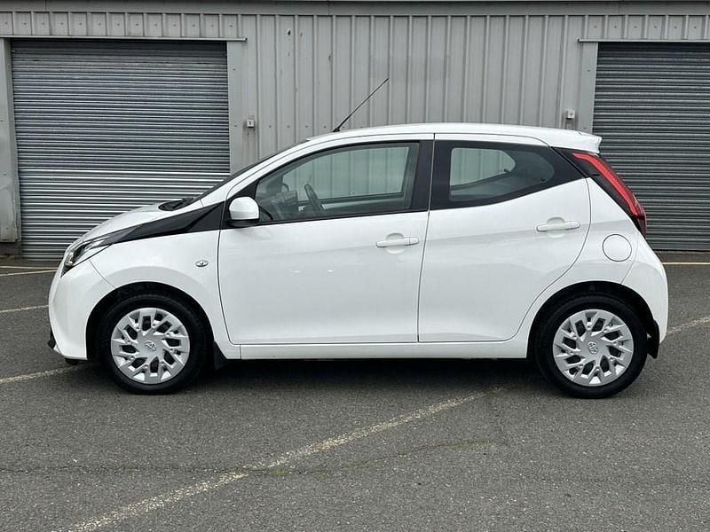 Used Toyota Aygo X-play 72 HP (52 kW) 2021 White Hatchback