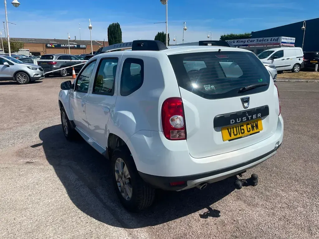 Used Dacia Duster Lauréate 110 HP (80 kW) 2016 White SUV
