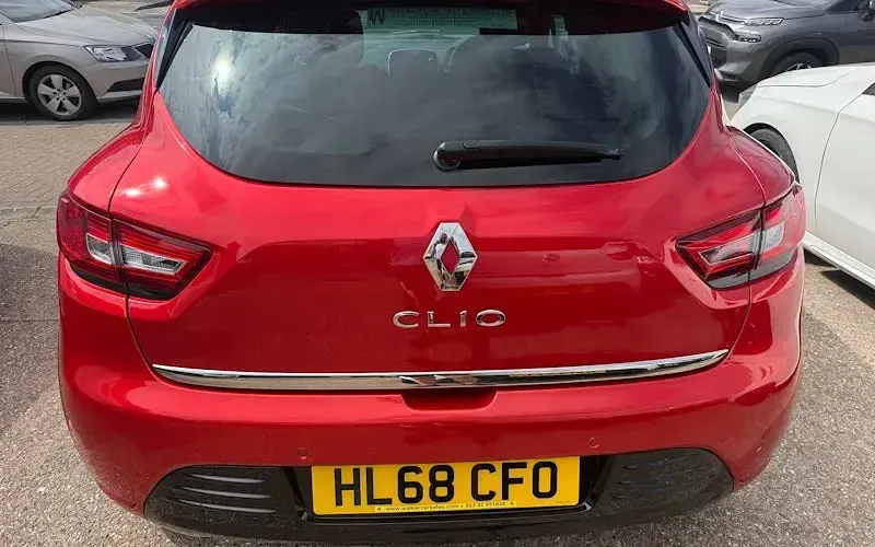 Used Renault Clio Iconic 90 HP (66 kW) 2019 Red Hatchback