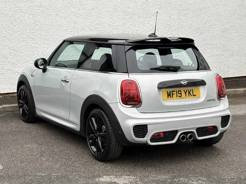 Usado Mini Cooper S Hatch 190 CV (139 kW) 2019 Plateado Utilitario