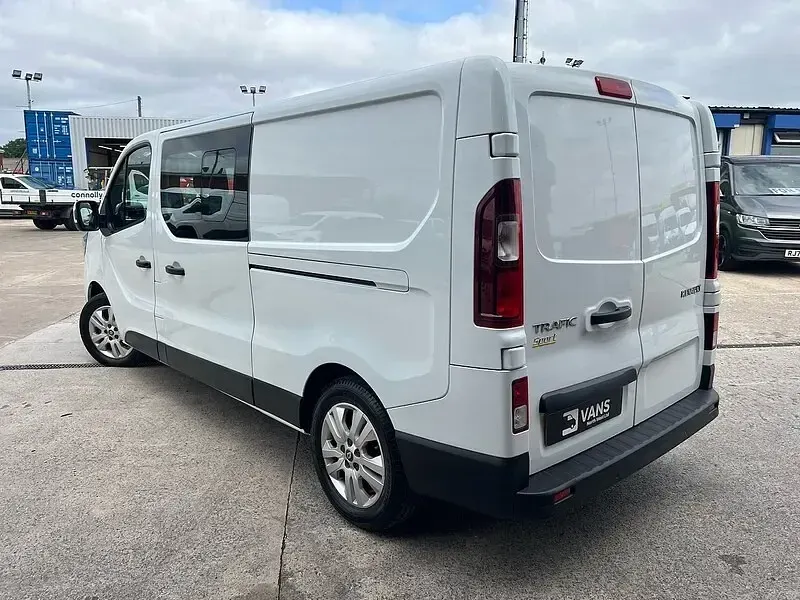 Used Renault Trafic 2023 Glacier white MPV