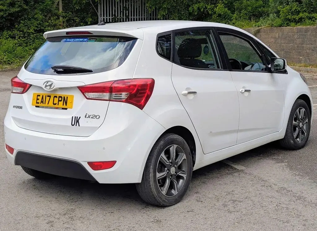 Used Hyundai ix20 SE 90 HP (66 kW) 2017 White Hatchback