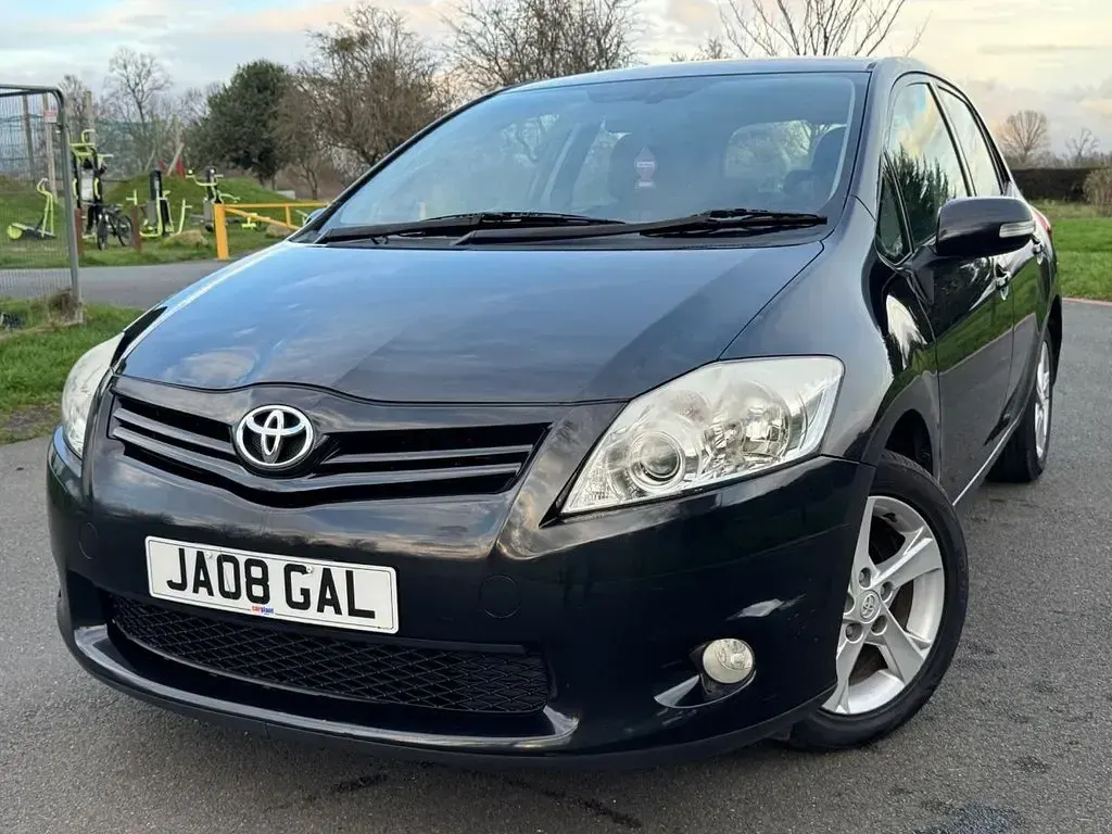 Used Toyota Auris 132 HP (97 kW) 2011 Black Hatchback