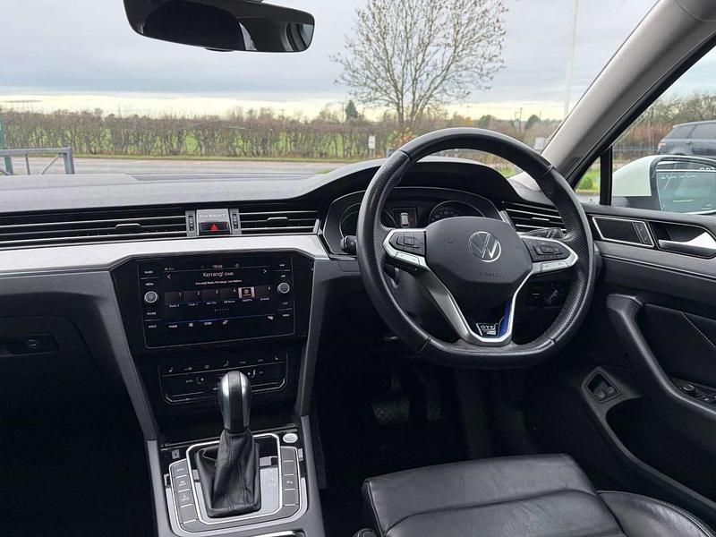 Used VW Passat GTE 218 HP (160 kW) 2022 White Estate