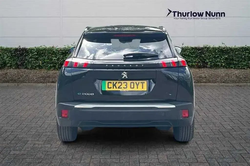 Begagnad Peugeot e-2008 Allure+ 100 kW (136 HK) 2023 Svart SUV