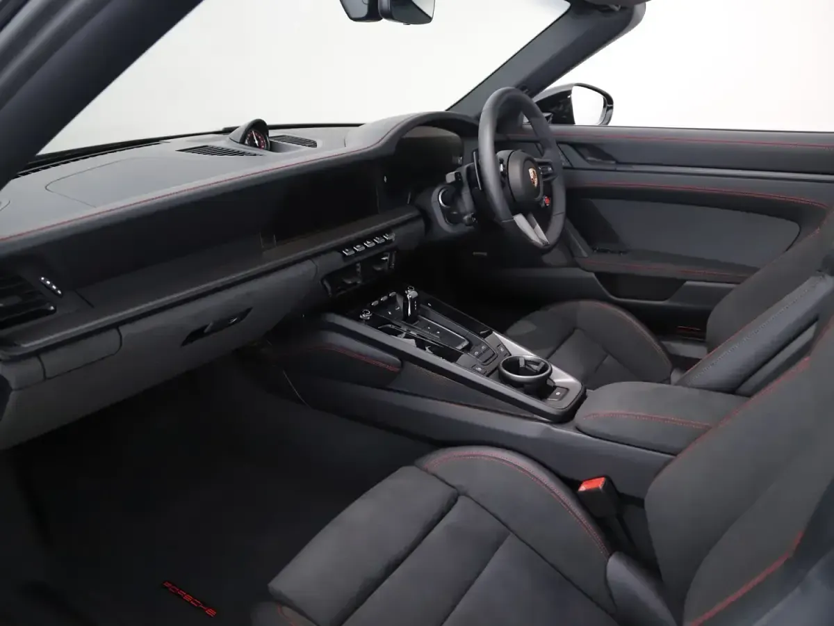 Begagnad Porsche 992 541 HK (397 kW) 2026 Grön Cab