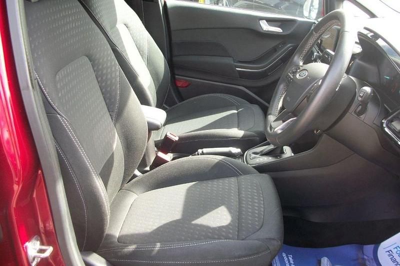 Begagnad Ford Fiesta Titanium 2019 Röd Halvkombi