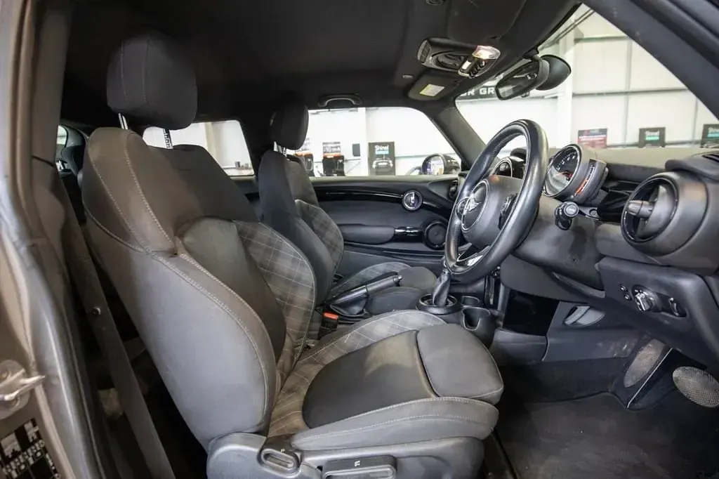Usado Mini Cooper Hatch 136 CV (100 kW) 2018 Plateado Utilitario