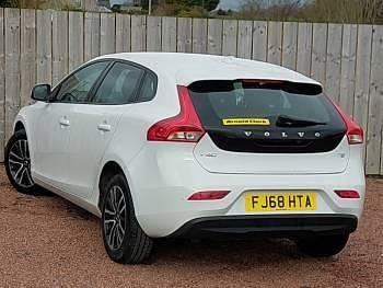 Used Volvo V40 Momentum 122 HP (89 kW) 2018 White Hatchback