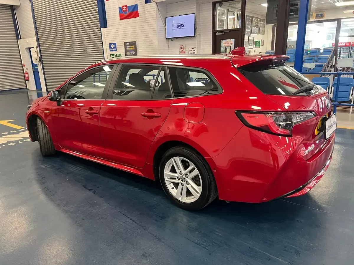 Used Toyota Corolla 122 HP (89 kW) 2021 Red Estate