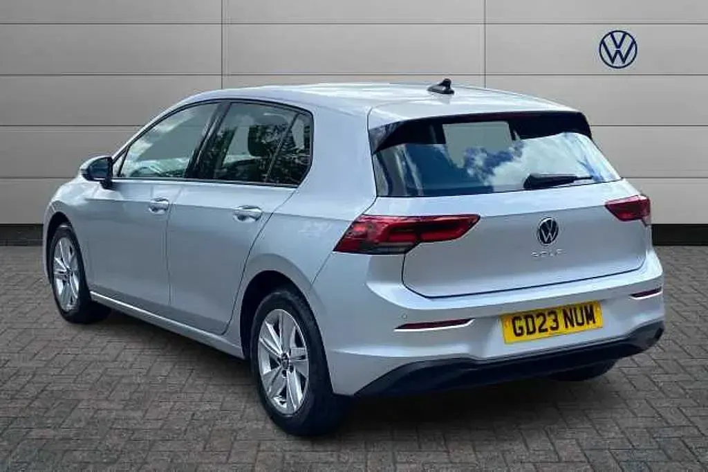Second-hand VW Golf VIII 130 CP (95 kW) 2023