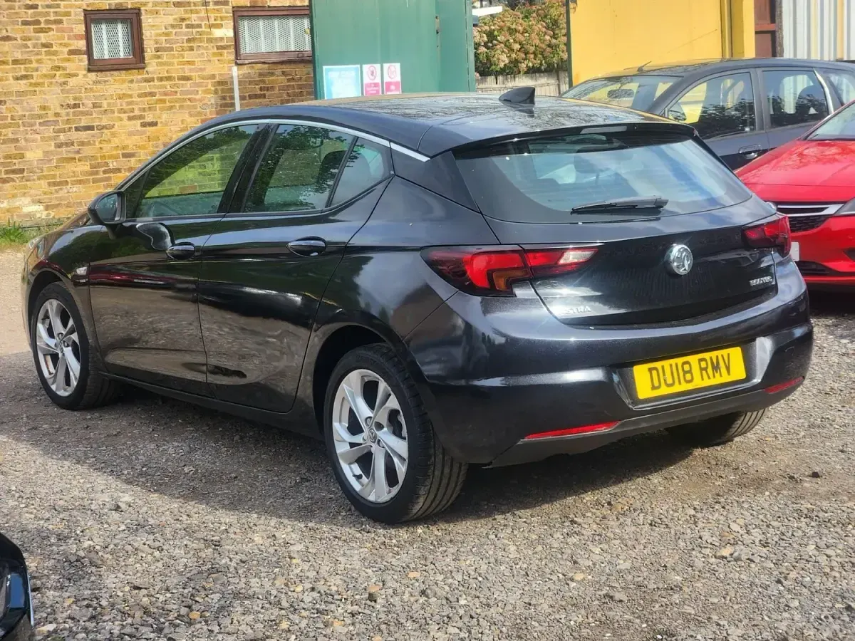 Begagnad Vauxhall Astra SRi 105 HK (77 kW) 2018 Svart Halvkombi