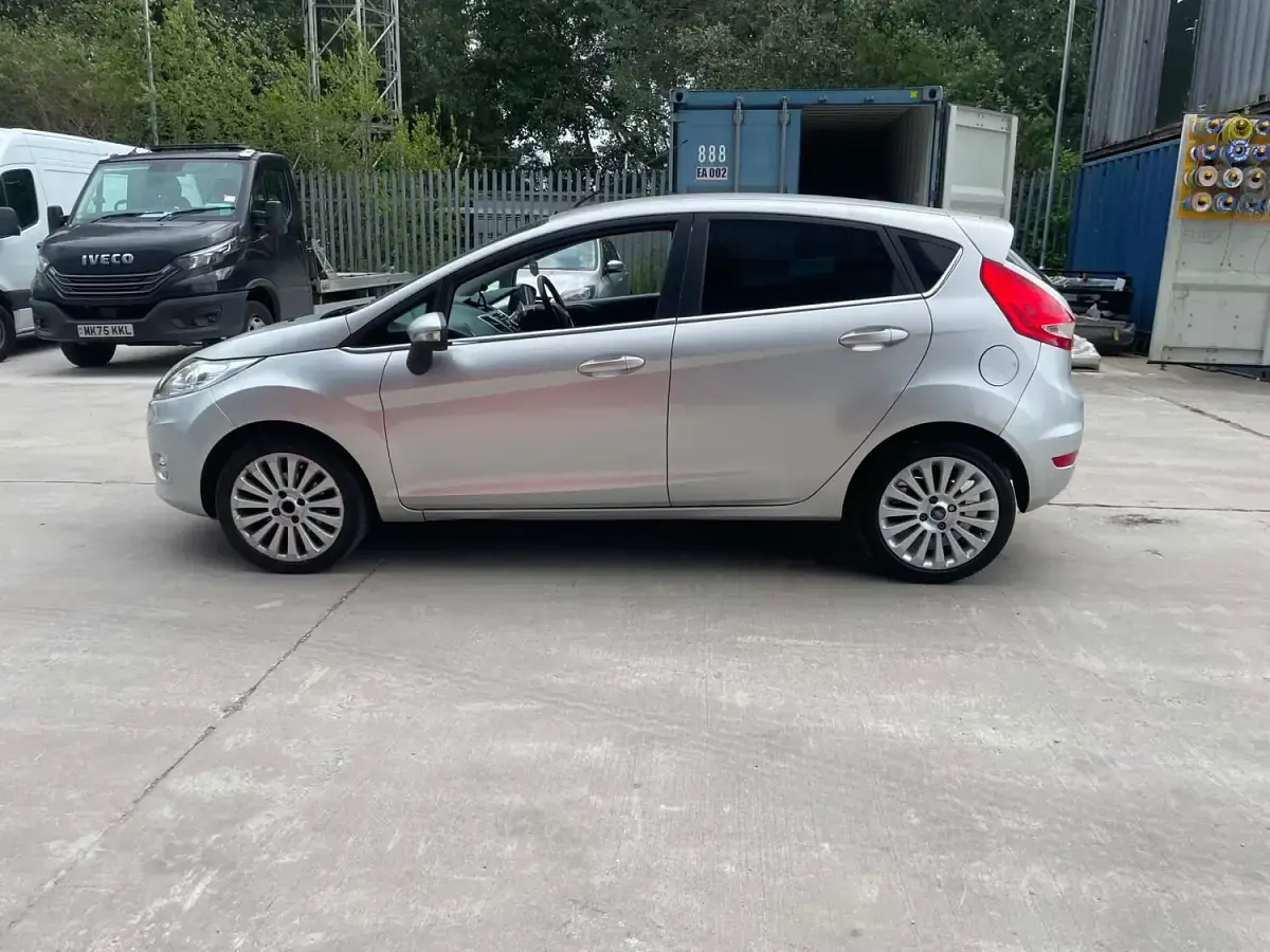 Used Ford Fiesta Titanium 95 HP (69 kW) 2010 Silver Hatchback