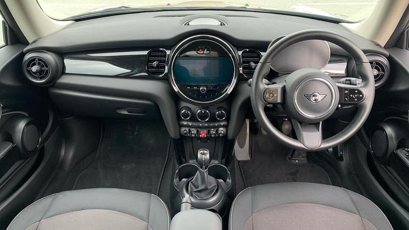 Usado Mini Cooper Classic 134 HP (98 kW) 2023 Cinzento Citadino