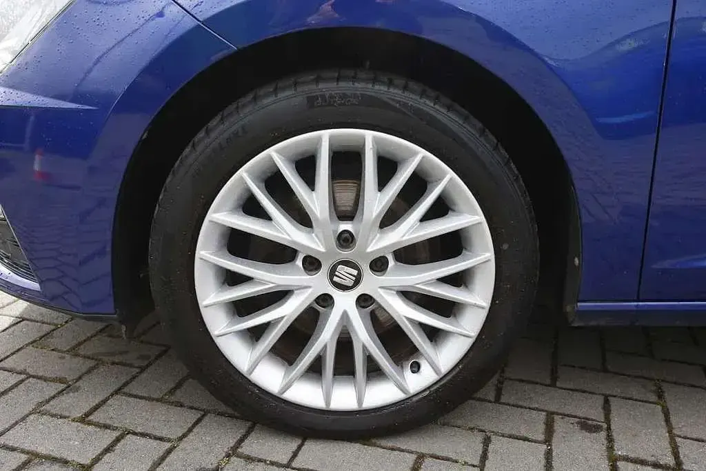 Used Seat Leon SE Dynamic 128 HP (94 kW) 2019 Blue Hatchback