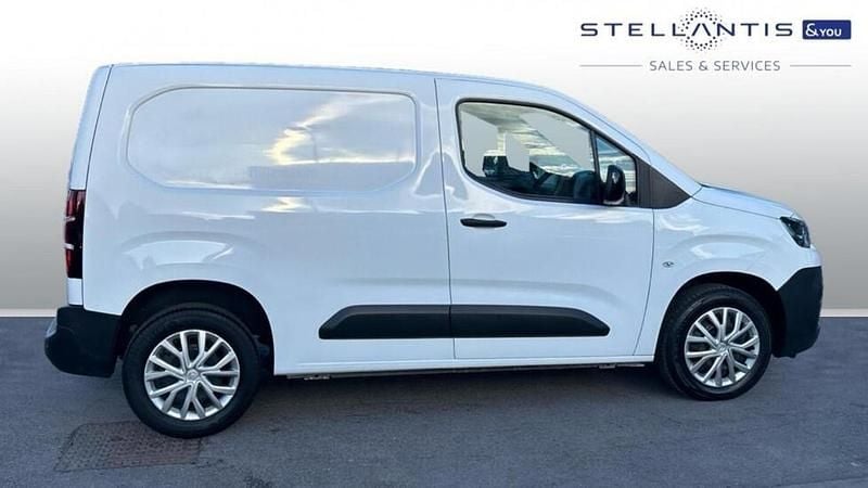 White Used 2022 Citroën Berlingo MPV | £9,926 (Good price) - Image 1/4