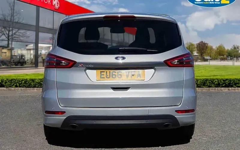 Begagnad Ford S-MAX Titanium 150 HK (110 kW) 2018 Minibuss