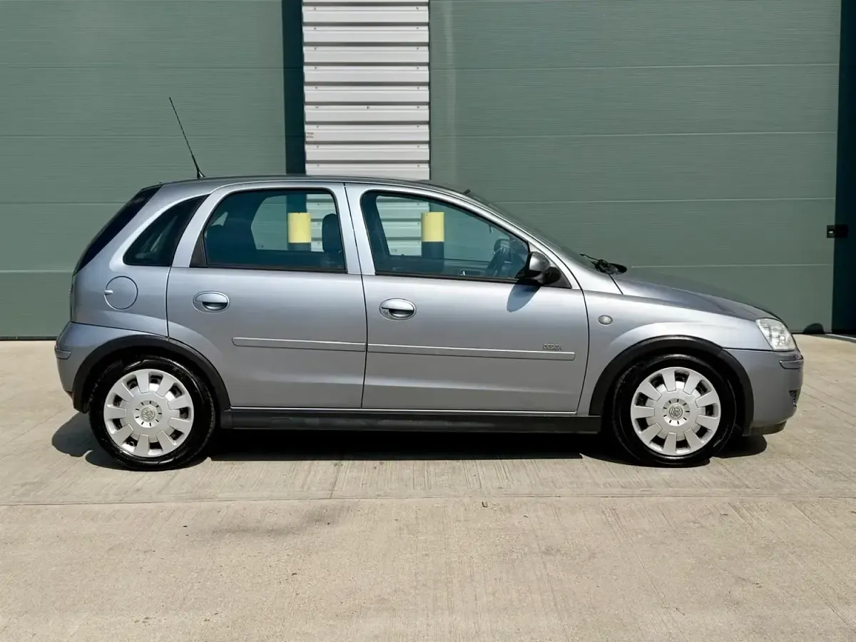 Second-hand Vauxhall Corsa Design Edition 2004 Argintiu Hatchback