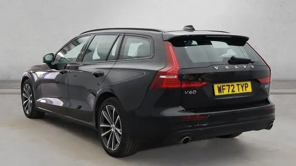 Usado Volvo V60 Momentum 163 HP (119 kW) 2022 Preto Carrinha
