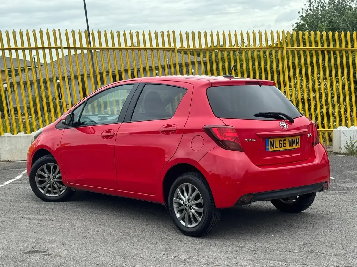 Used Toyota Yaris 69 HP (50 kW) 2016 Red Hatchback