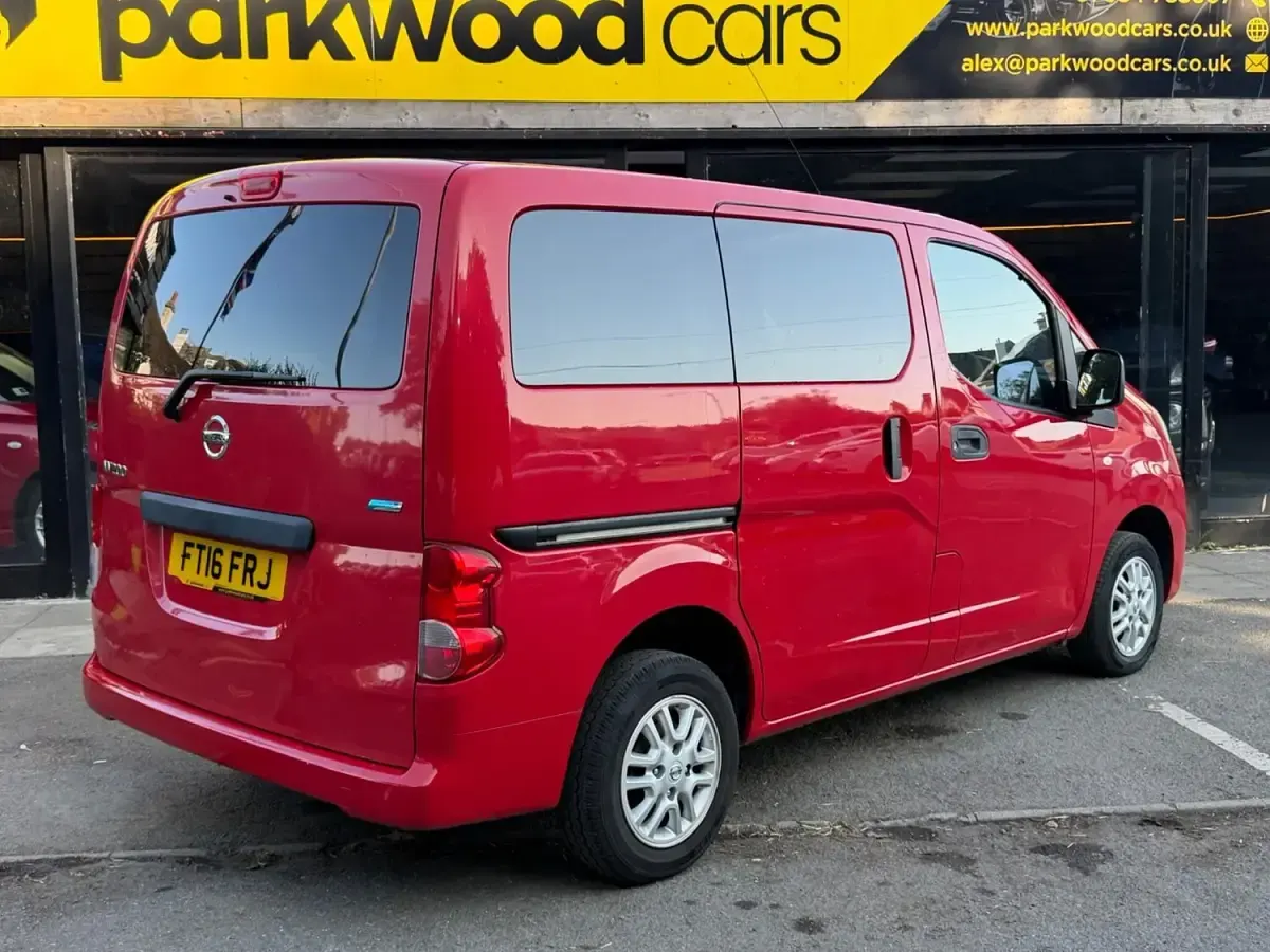 Used Nissan NV200 Acenta 90 HP (66 kW) 2016 Red MPV