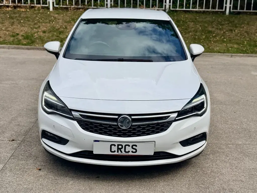 Used Vauxhall Astra SRi 147 HP (108 kW) 2015 White Hatchback