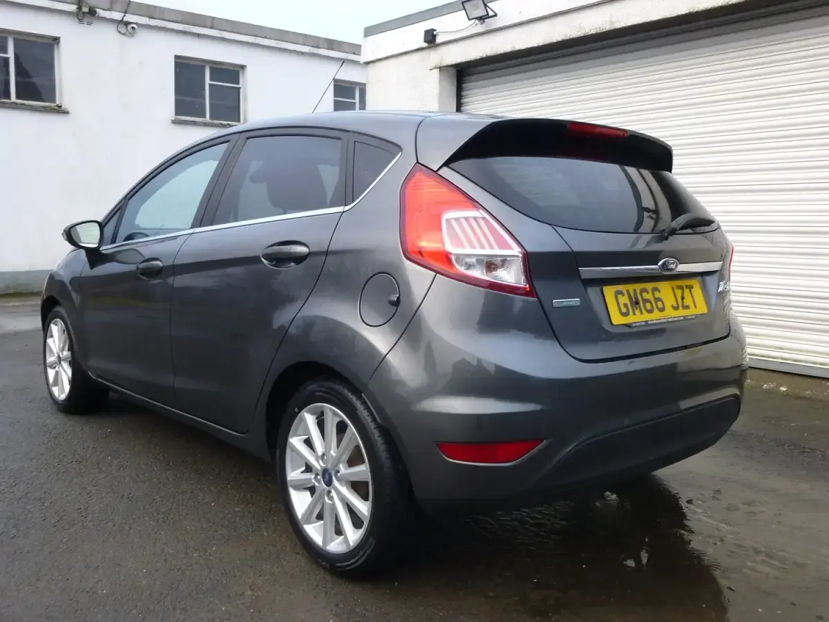 Used Ford Fiesta Titanium 100 HP (73 kW) 2017 Grey Hatchback