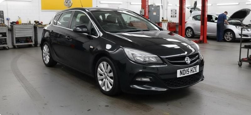 Second-hand Vauxhall Astra Edition 2015 Negru Hatchback