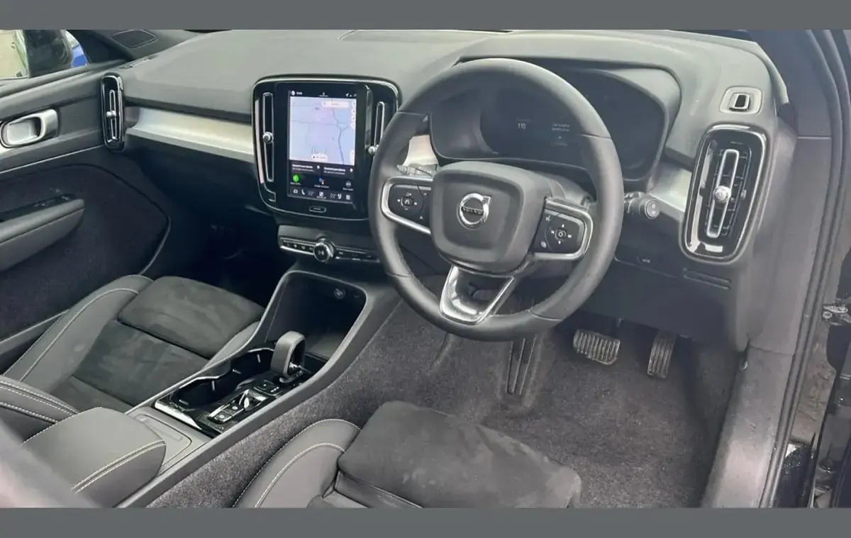 Usado Volvo XC40 Plus 194 HP (142 kW) 2025 Preto SUV