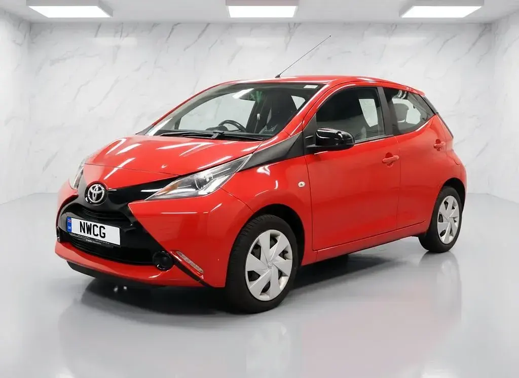 Used Toyota Aygo X-play 68 HP (50 kW) 2017 Red Hatchback