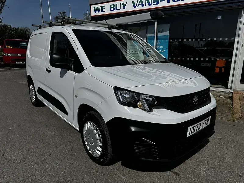 Begagnad Peugeot Partner Premium 102 HK (75 kW) 2022 Vit Minibuss