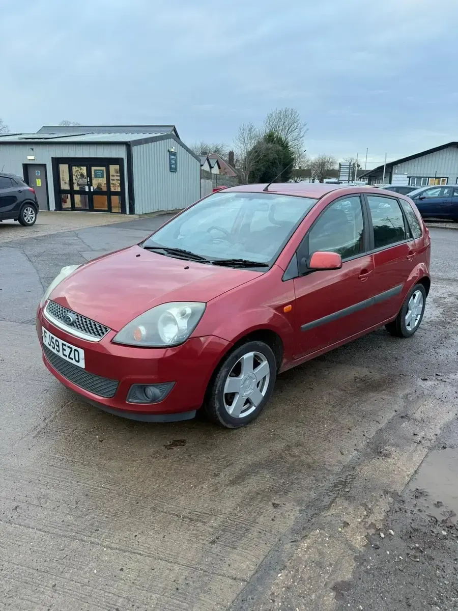 Used Ford Fiesta Ghia 67 HP (49 kW) 2009 Red Hatchback
