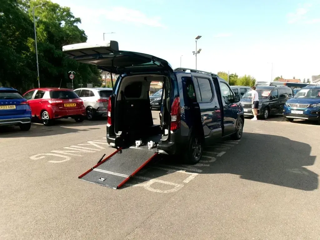 Used Peugeot Rifter Allure 130 HP (95 kW) 2023 Blue MPV