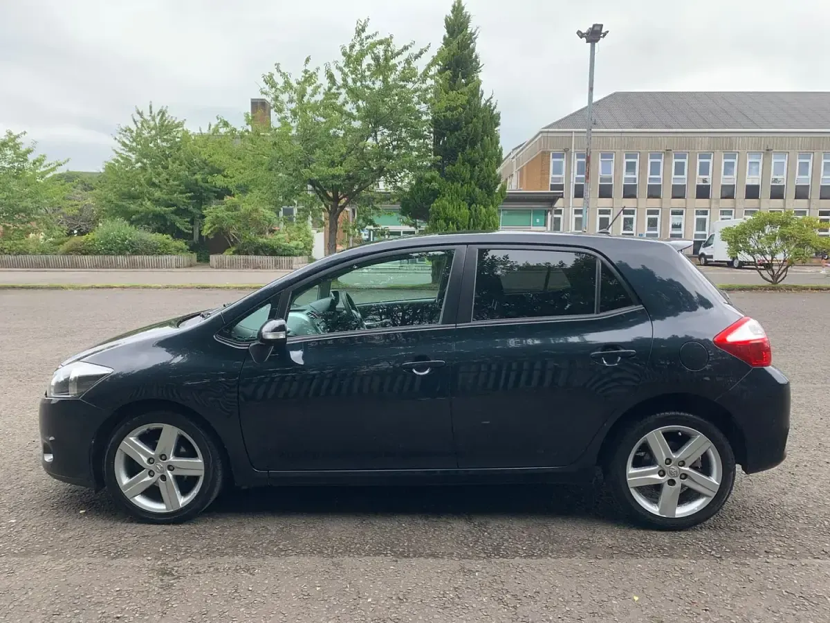 Used Toyota Auris SR 132 HP (97 kW) 2012 Grey Hatchback